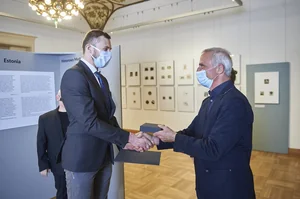 Jakub Jaszewski recieves the Honorary Medal at the 17th International Triennial of Small Graphic Forms - 2020, Łódź, Poland
